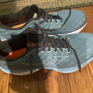 Mizuno Men's Teal and Black Athletic Shoes